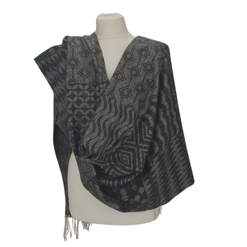 Szal z wełny merino – szary patchworkowy wzór (W-143)