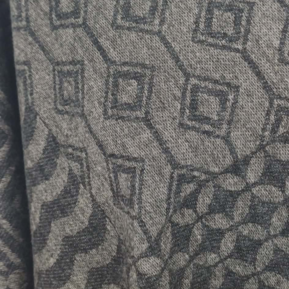 Szal z wełny merino – szary patchworkowy wzór (W-143)