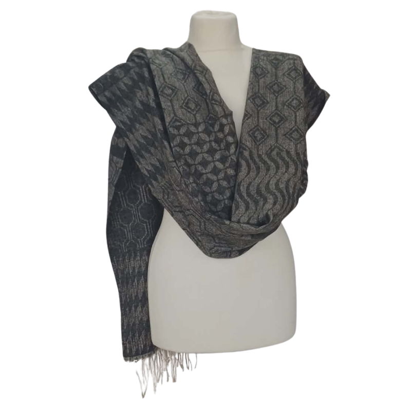 Szal z wełny merino – szary patchworkowy wzór (W-143)