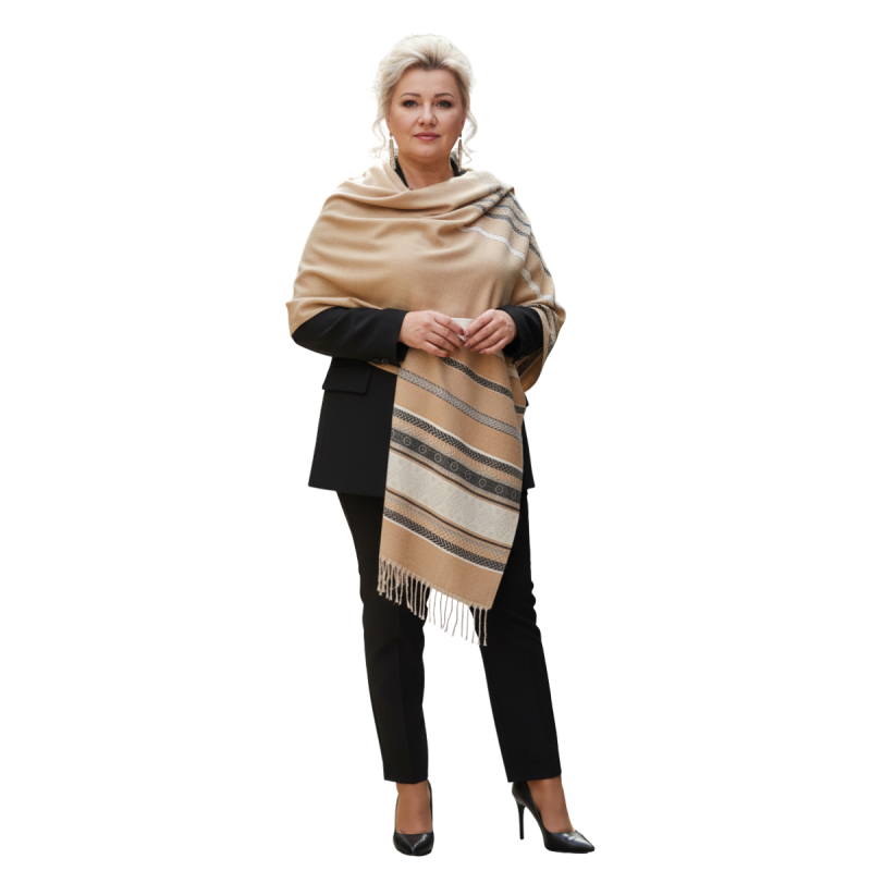 Szal z wełny jagnięcej o pięknym i charakterystycznym etnicznym wzorze (W-3)