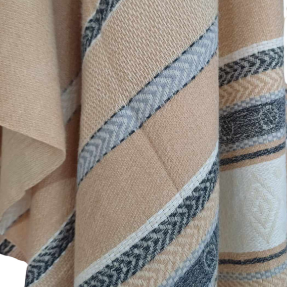 Szal z wełny jagnięcej o pięknym i charakterystycznym etnicznym wzorze (W-3)