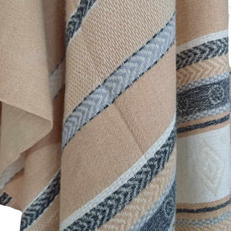 Szal z wełny jagnięcej o pięknym i charakterystycznym etnicznym wzorze (W-3)