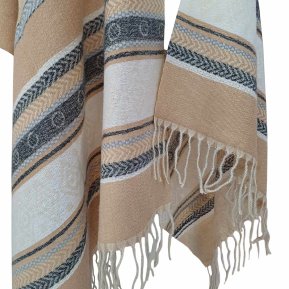 Szal z wełny jagnięcej o pięknym i charakterystycznym etnicznym wzorze (W-3)