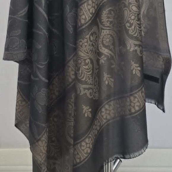 Elegancki szal jedwabny Banarasi z nicią Zari (JE-180)